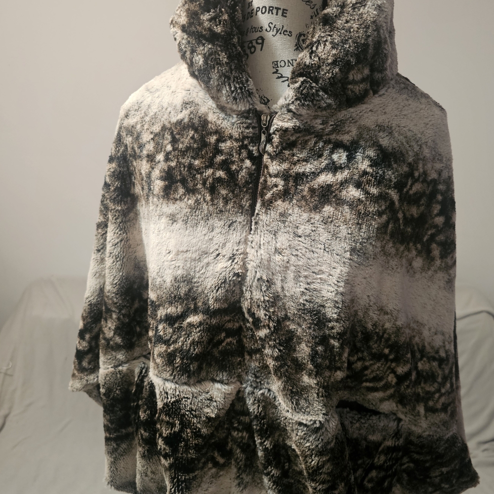 Elegant Faux Fur Women's Coat Poncho Style by ELENA WANG Size Medium